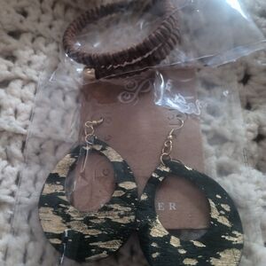 Chic Gold and Dark Green Teardrop Earrings